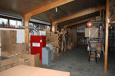Deze foto geeft u een indruk van een gangpad van het magazijn waar de cd/dvd dozen in vele soorten & maten staan opgeslagen. 