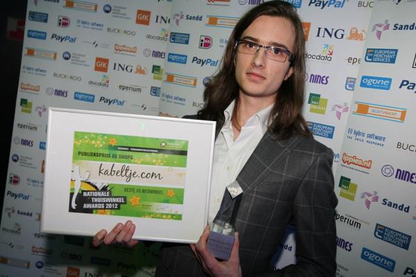 Wouter Hol als winnaar van de Thuiswinkel Award XS 2012 in de categorie Consumentenelektronica, ook het jaar daarvoor won Kabeltje.com deze publieksprijs